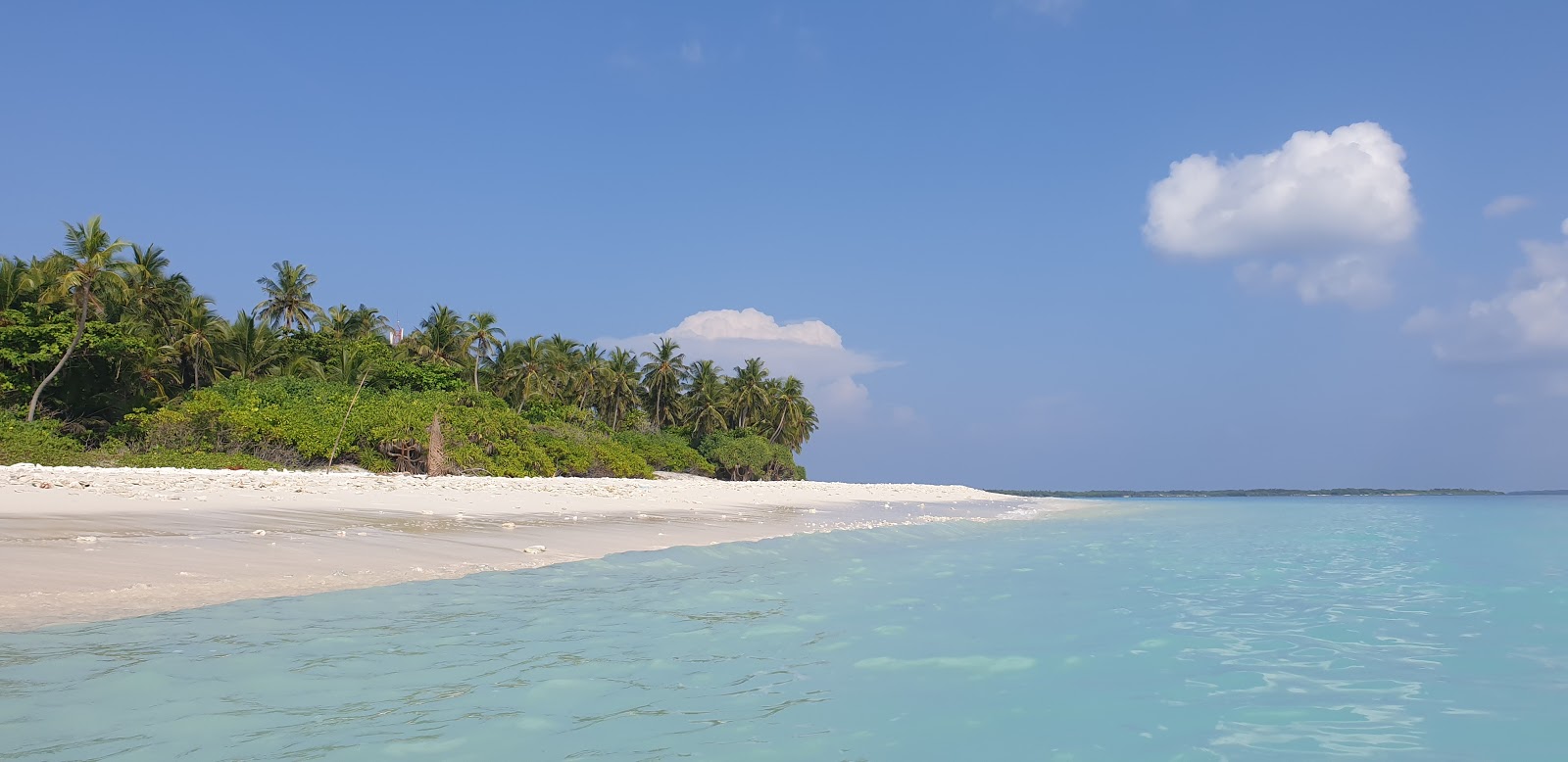 Foto van Oligemagu Beach met zand met kiezelstenen oppervlakte