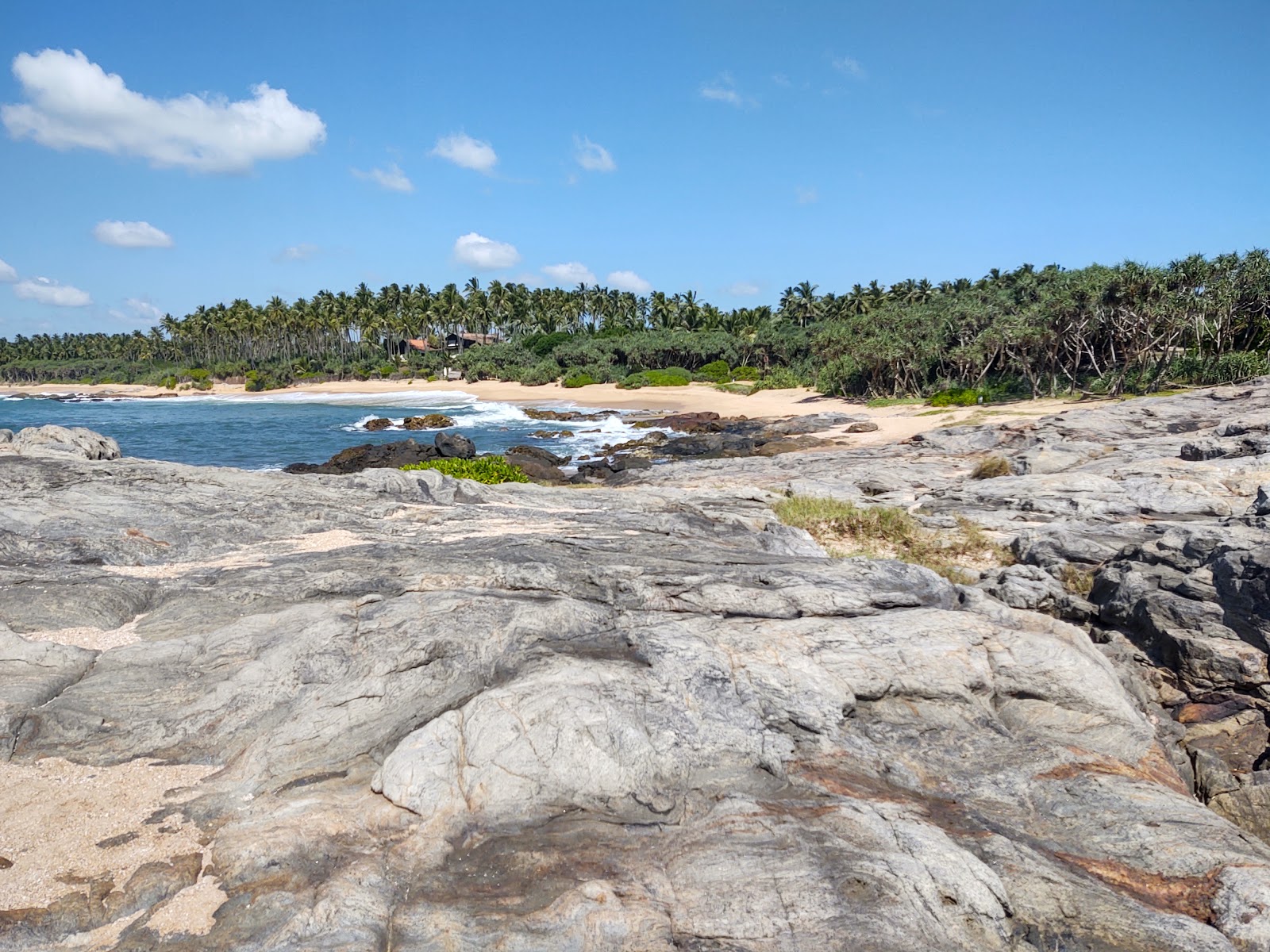 Foto av Rekawa Beach och bosättningen