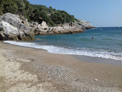 Foto von Labinou Beach umgeben von Bergen