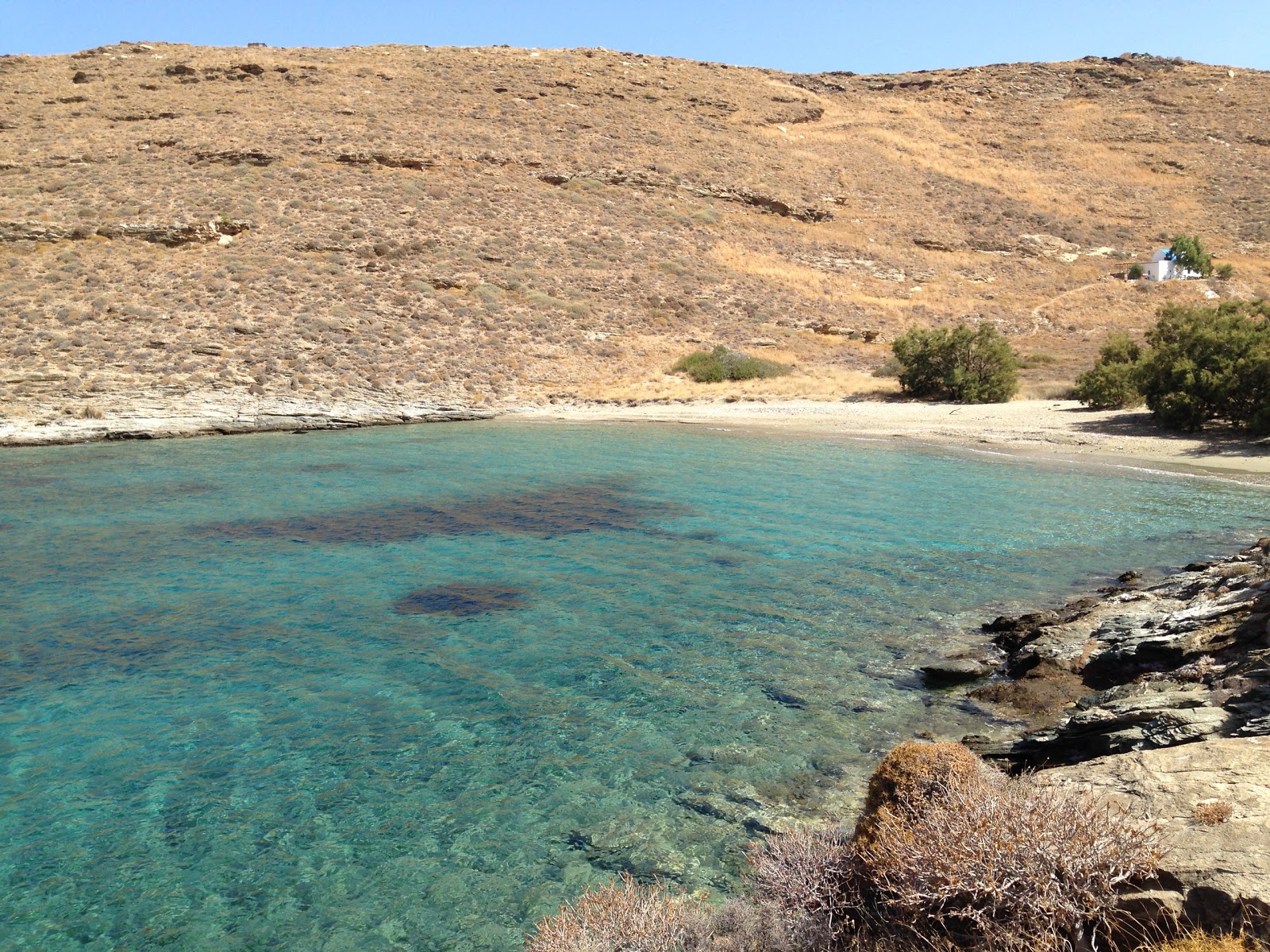 Foto de Skala beach com areia bege e seixos superfície