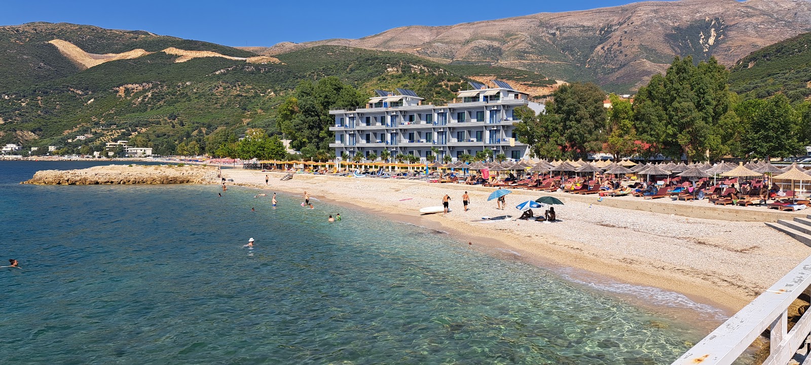 Zdjęcie Cekodhima Beach z powierzchnią beżowe kamyki