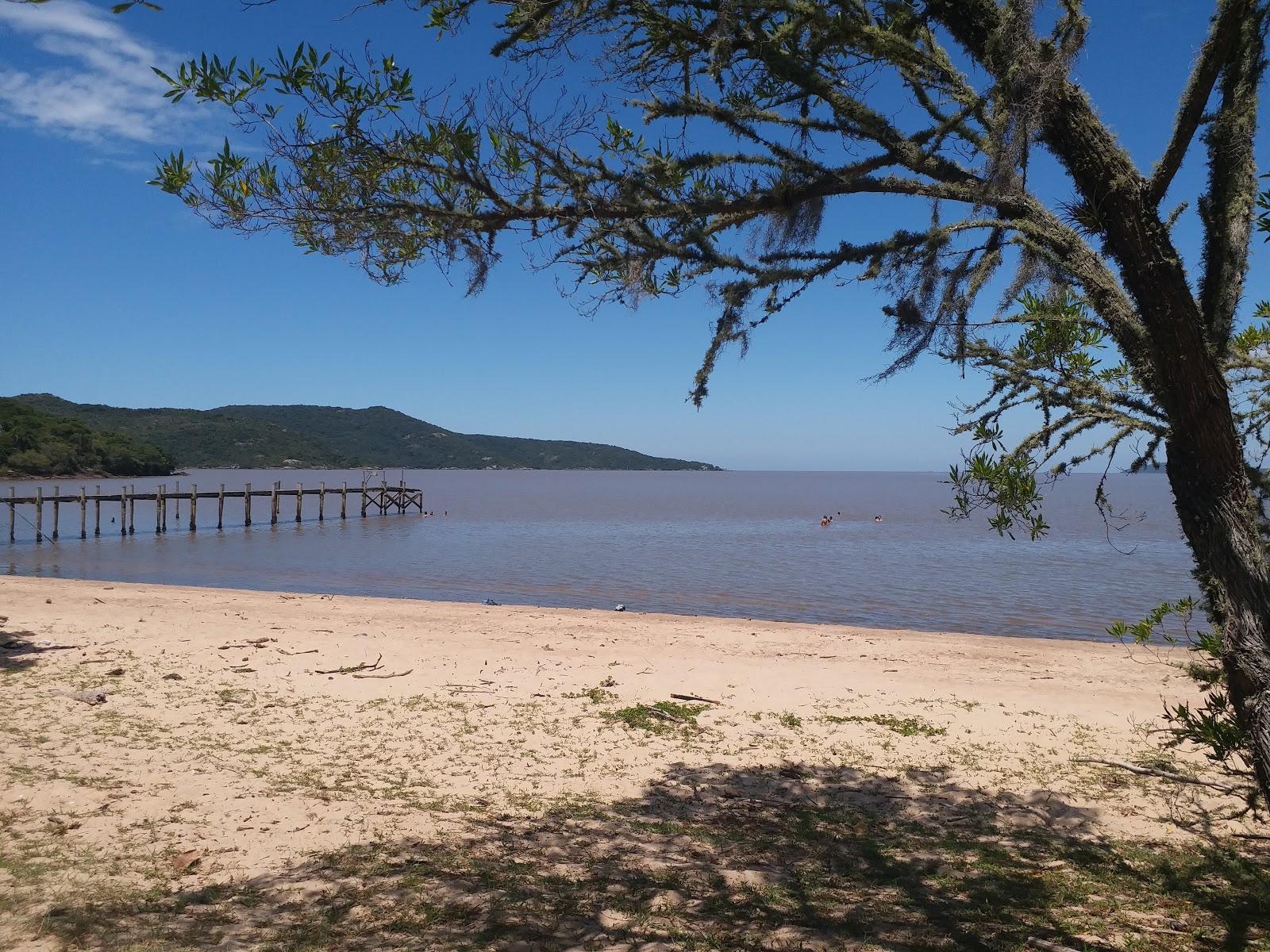 Foto av Praia da Pedreira med rymlig strand