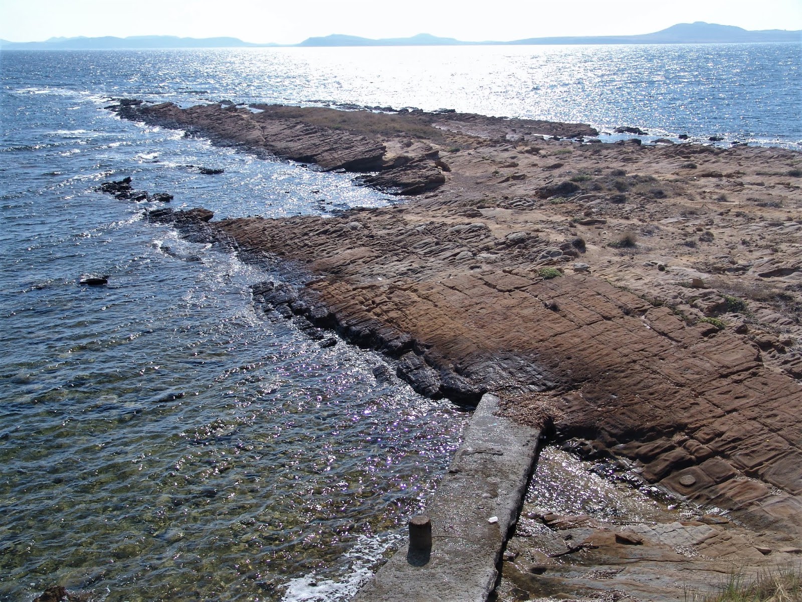Foto af Agios Ermolaos beach bakket op af klipperne