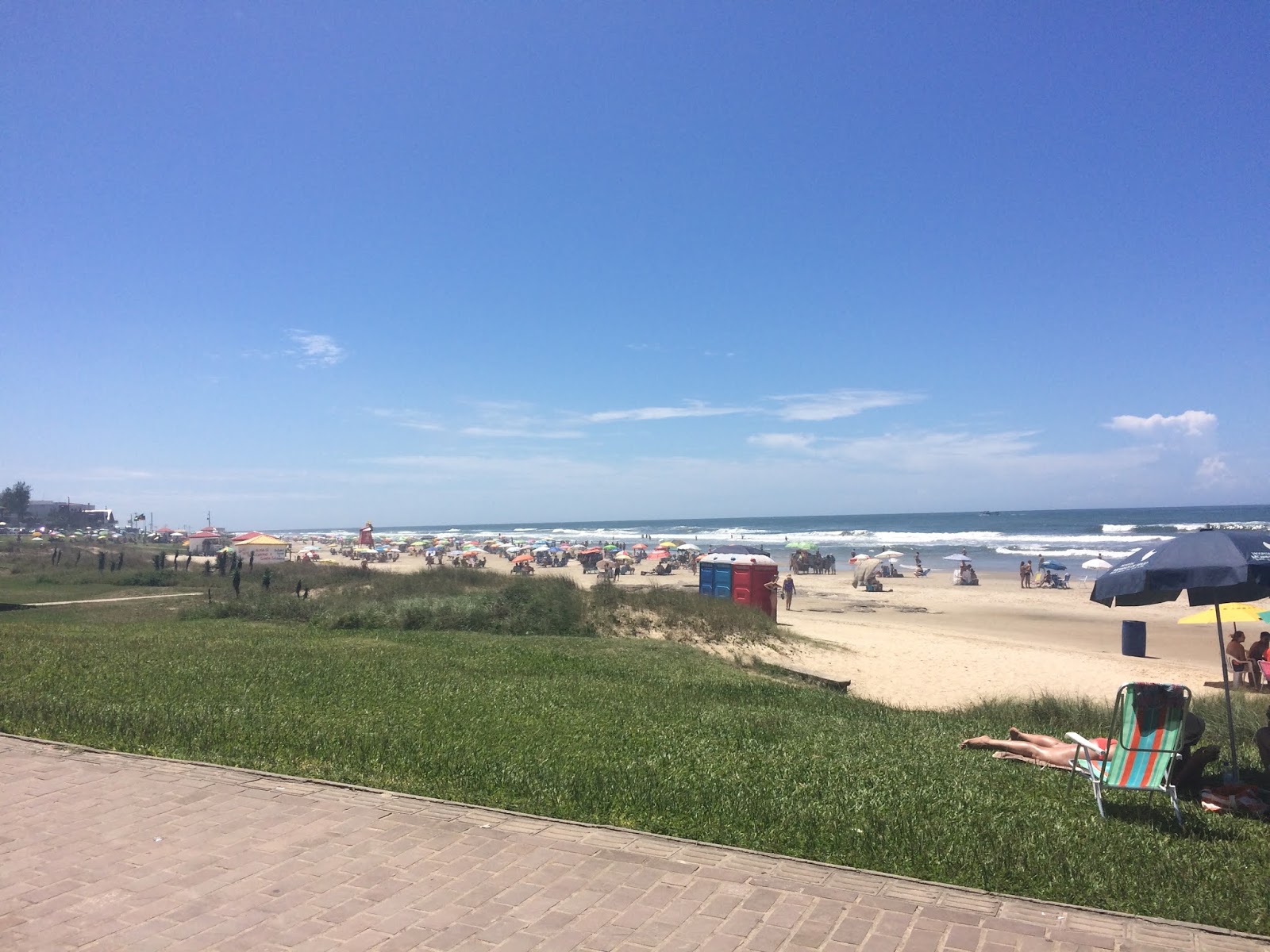 Praia da Prainha'in fotoğrafı geniş bir kıyı şeridi ile birlikte