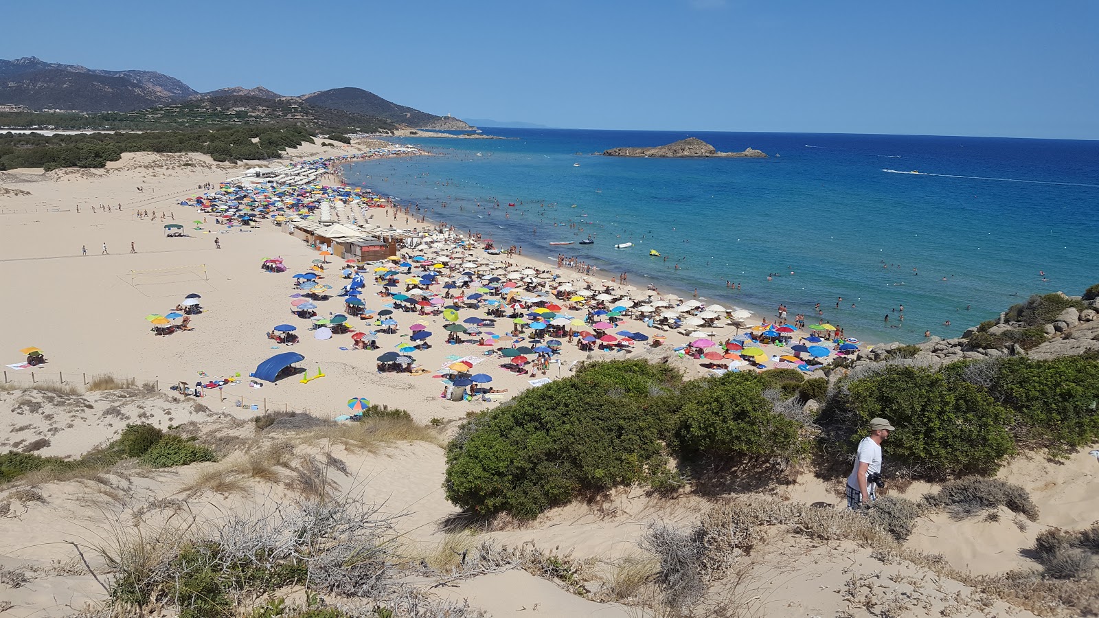 Foto von Spiaggia di Cala Cipolla von Klippen umgeben