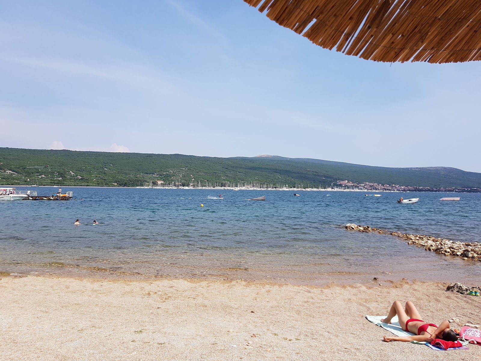 Foto di Punat beach con una superficie del ciottoli beige