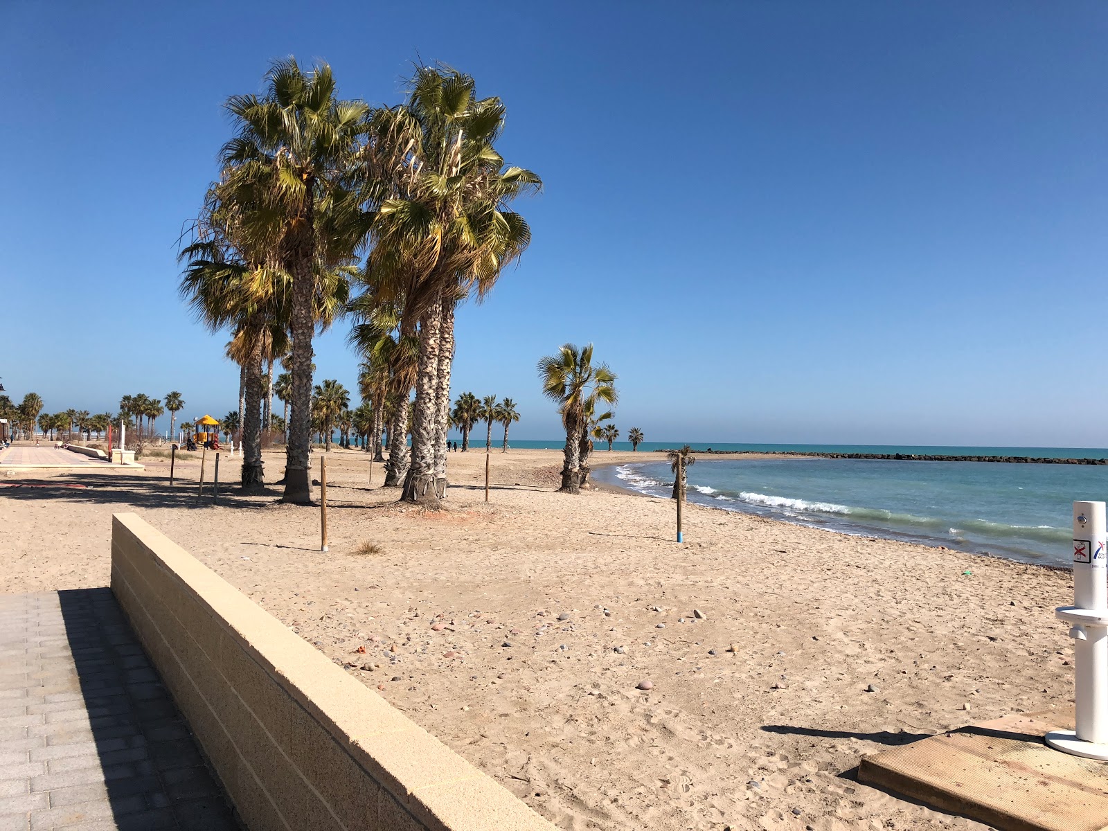 Foto di Platja dels Cirerers con una superficie del sabbia beige