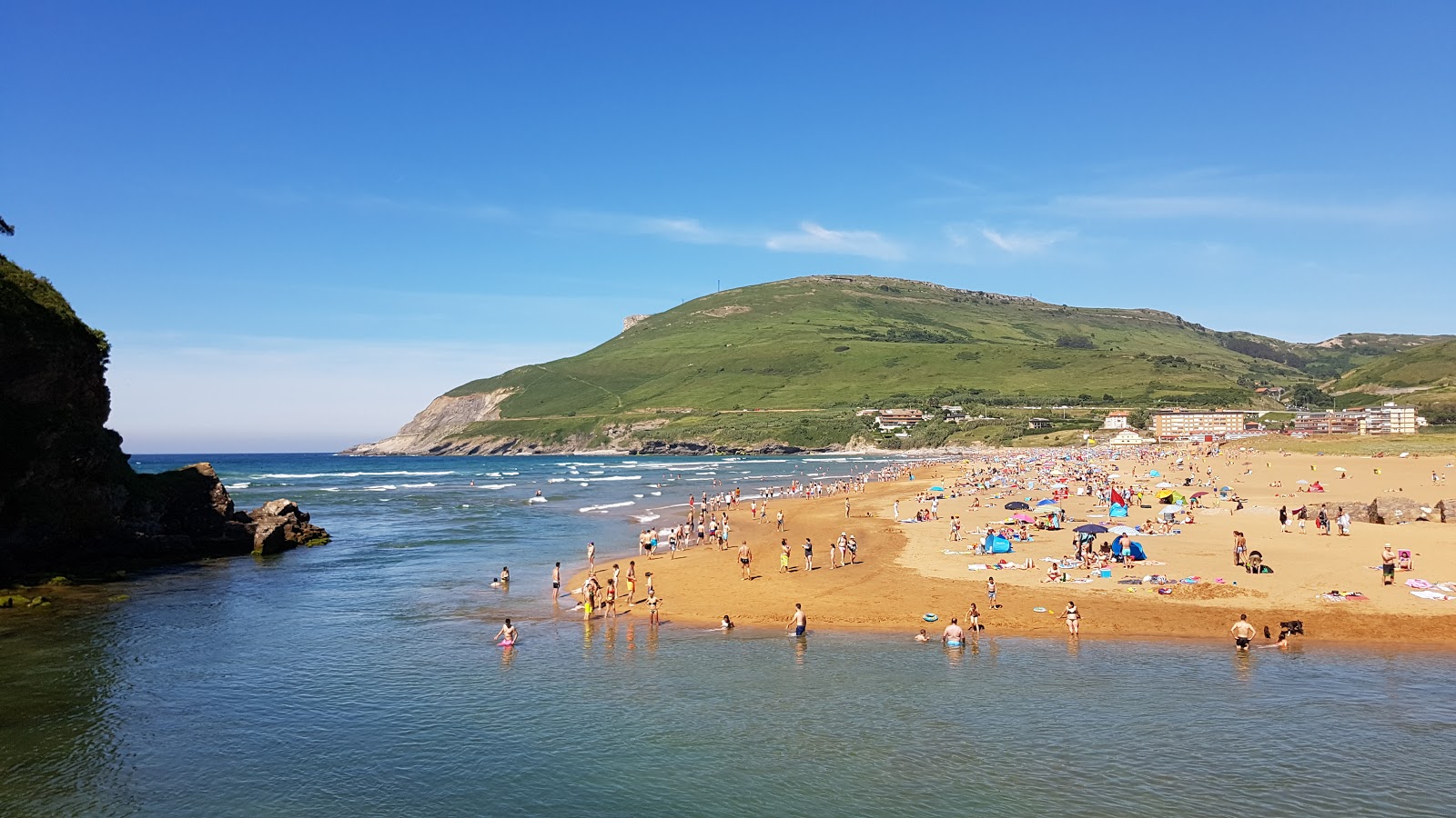 Foto de Playa de la Arena con arena fina oscura superficie