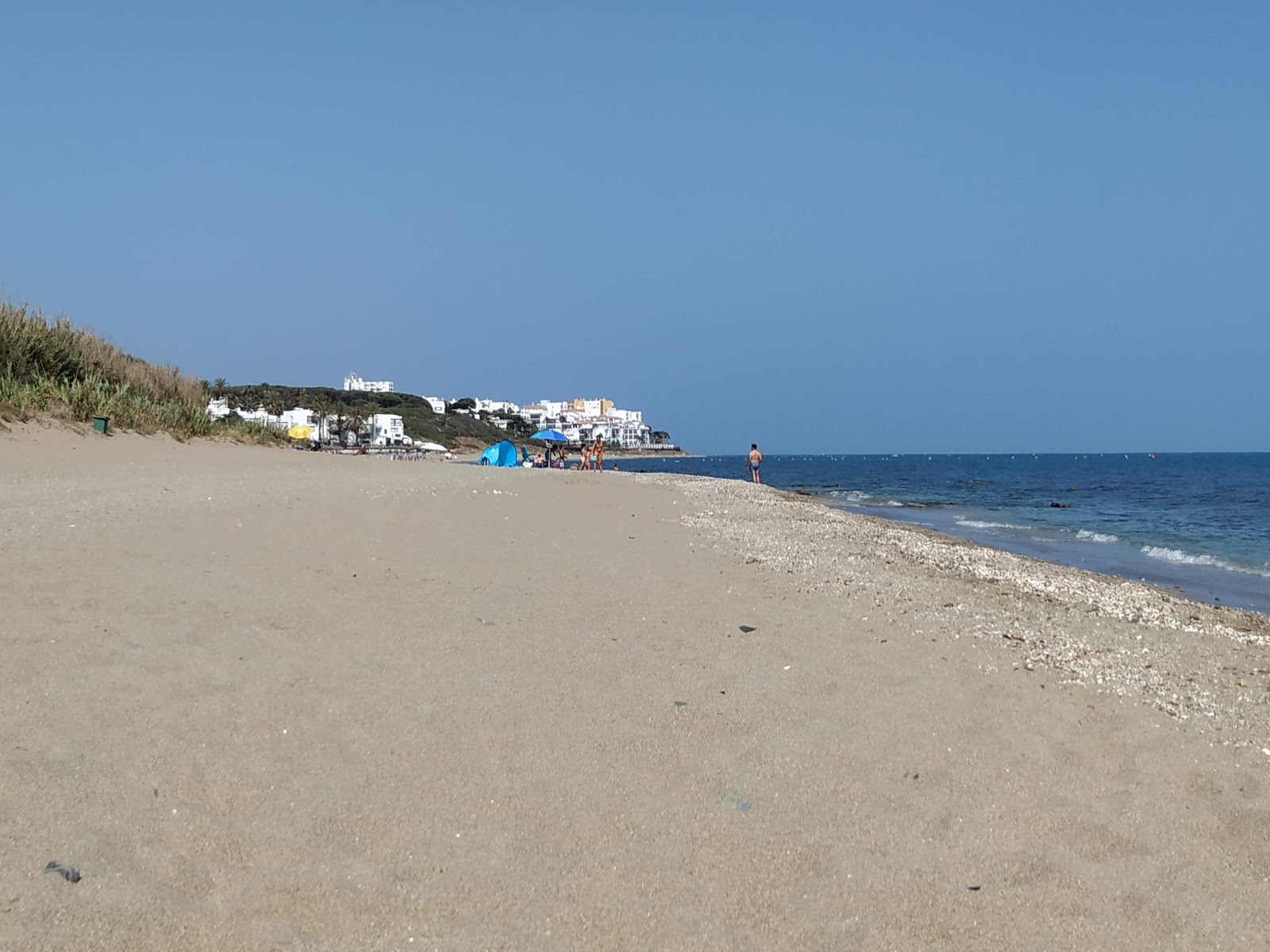 Fotografie cu Playa de Calahonda cu o suprafață de nisip gri