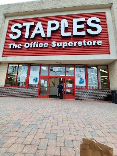 Office Supply Store «Staples», reviews and photos, 2950 Belcrest Center Dr, Hyattsville, MD 20782, USA