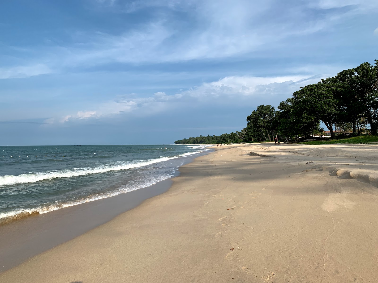 Photo de Desaru Beach avec l'eau cristalline de surface