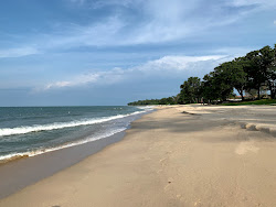Foto di Desaru Beach con costa lunga e dritta