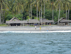 Kerandangan Beach'in fotoğrafı uçurumlarla desteklenmiş
