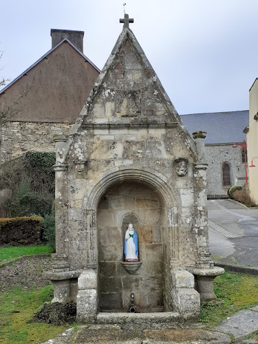Fontaine Notre-Dame de la Fosse à La Chapelle-Neuve