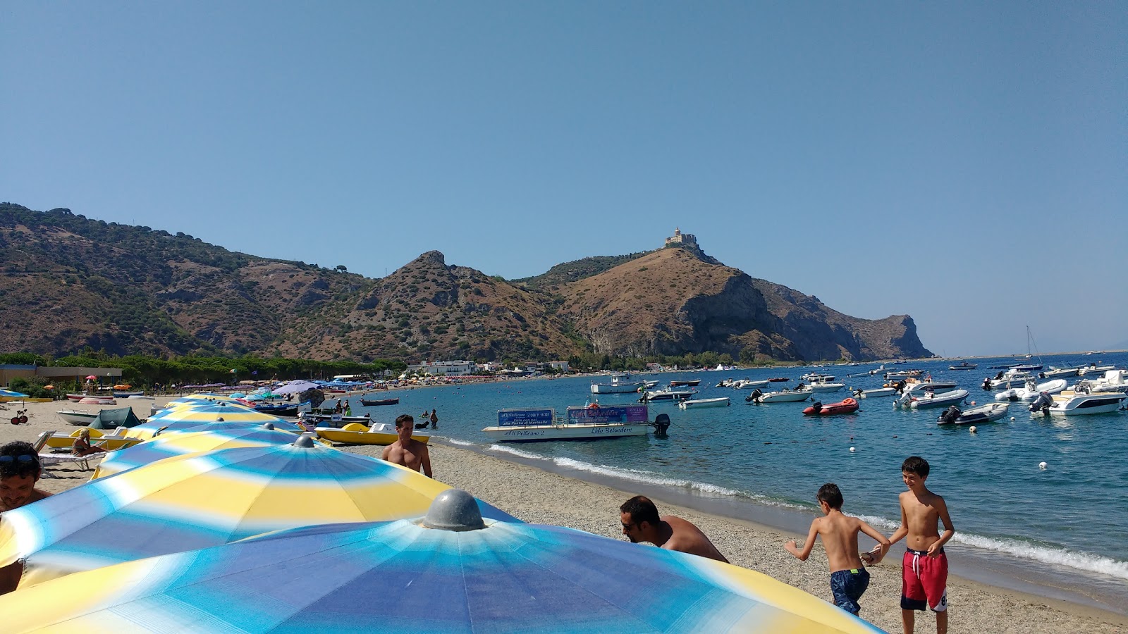 Foto van Spiaggia Di Marinello ondersteund door kliffen