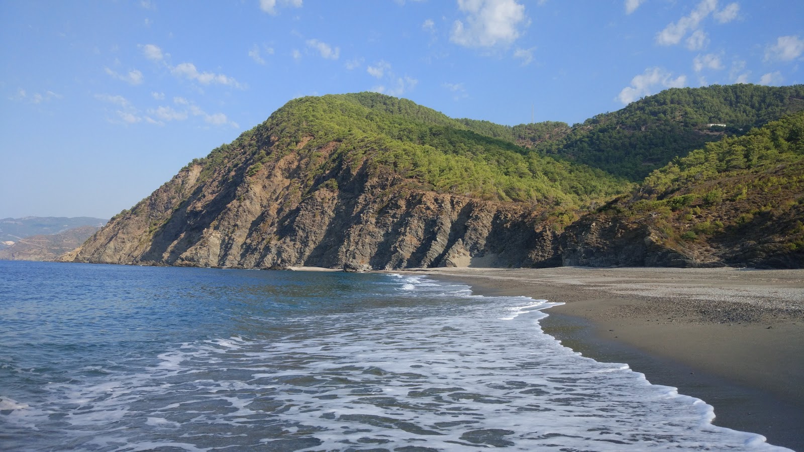 Demiroren beach'in fotoğrafı siyah kum ve çakıl yüzey ile