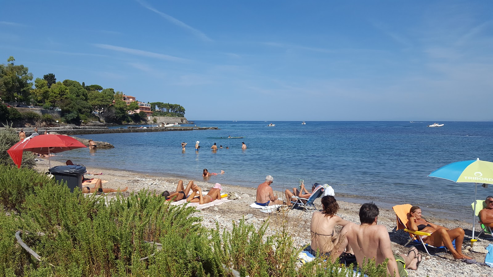 Φωτογραφία του Spiaggia di St.Liberata με μπλέ νερό επιφάνεια