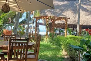 Hotel y Restaurante Garita Palmera - Playa Garita Palmera, El Salvador. image