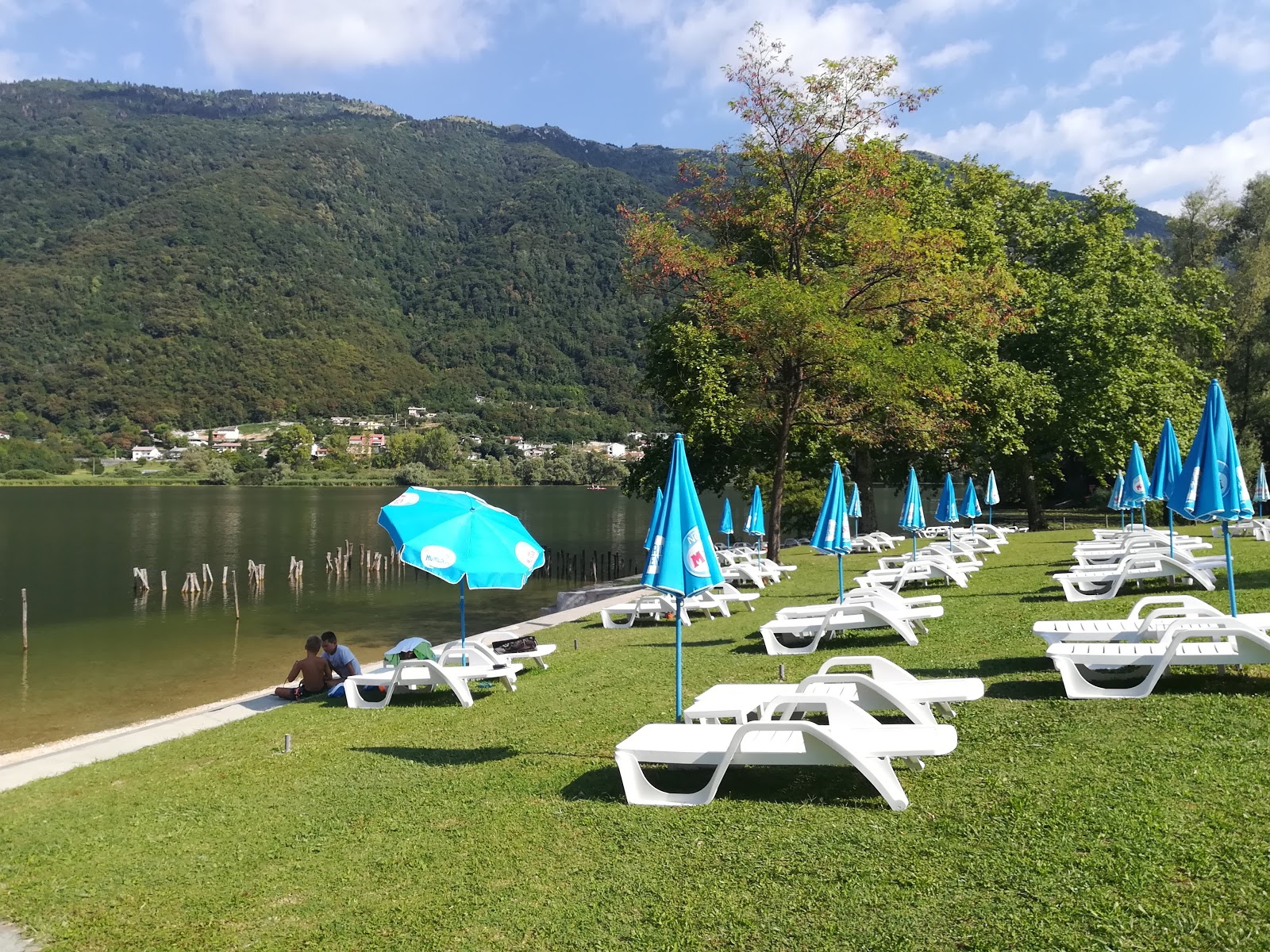 Foto von Lido Prealpino mit gras Oberfläche