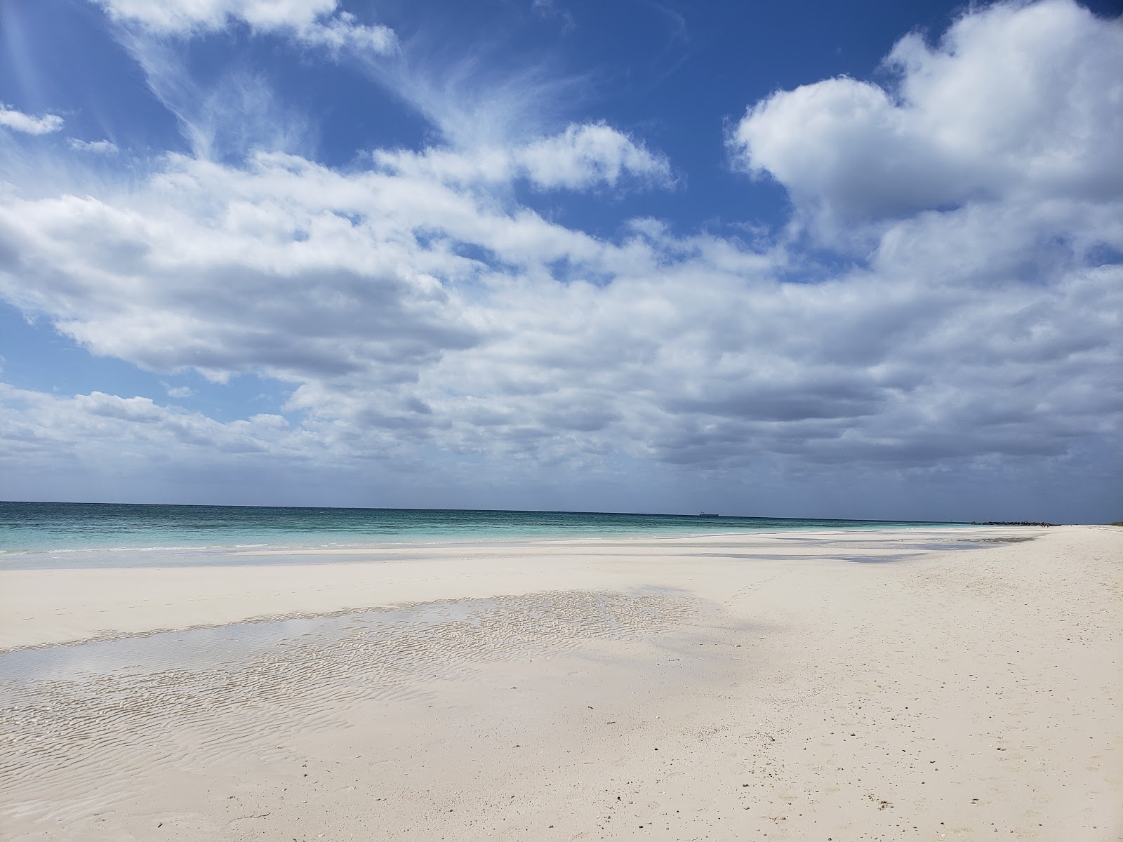 Zdjęcie East Palm beach z powierzchnią turkusowa czysta woda