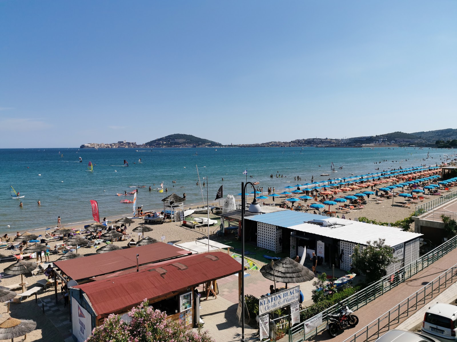 Foto di Spiaggia di Vindicio con una superficie del sabbia scura