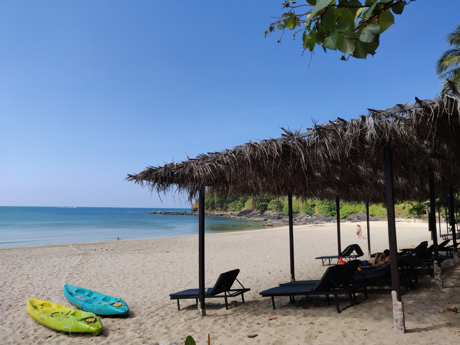 Photo de Khlong Chak Beach entouré de montagnes