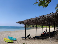 Photo de Khlong Chak Beach entouré de montagnes
