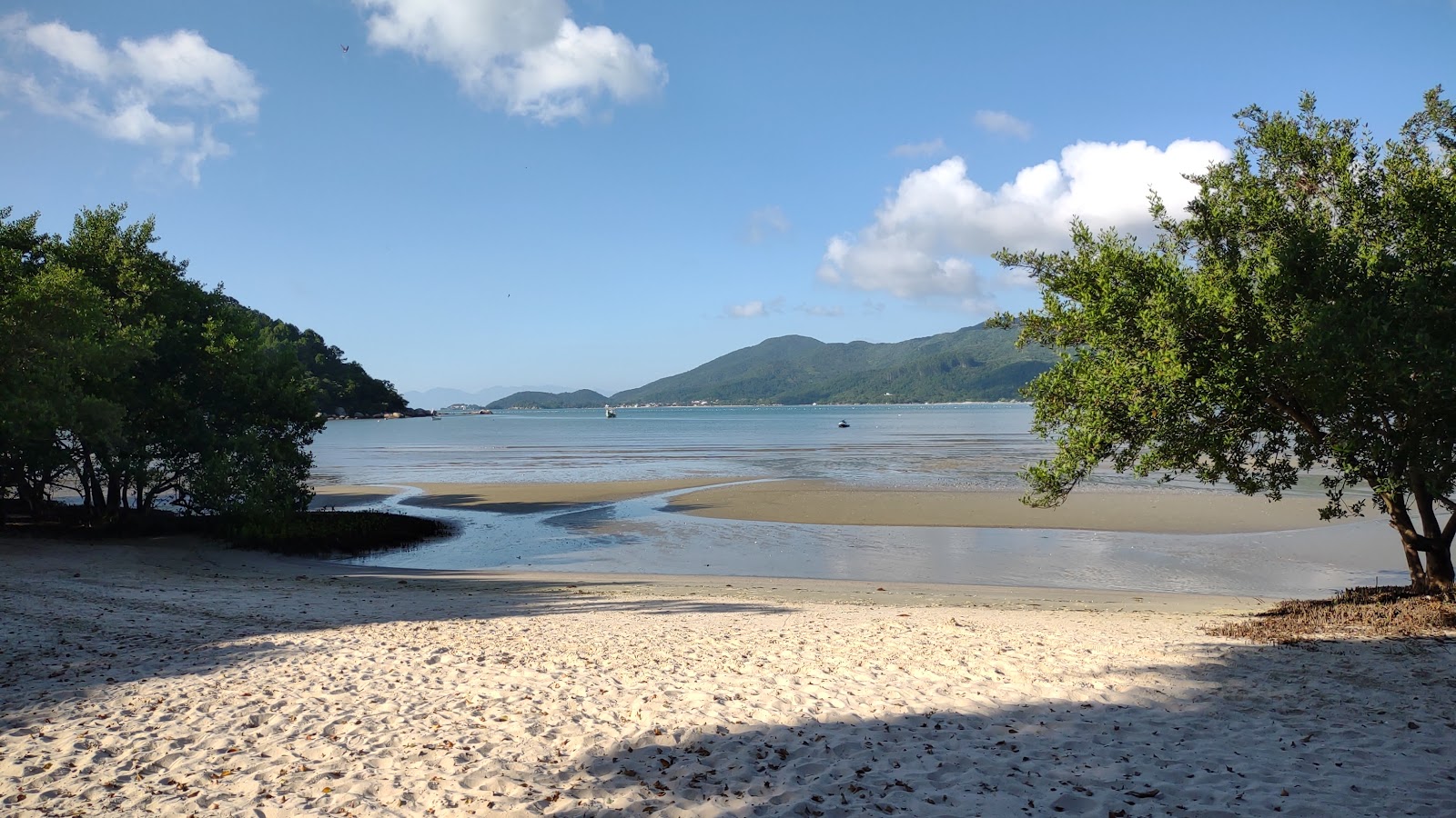 Foto di Praia Camboa sorretto da scogliere