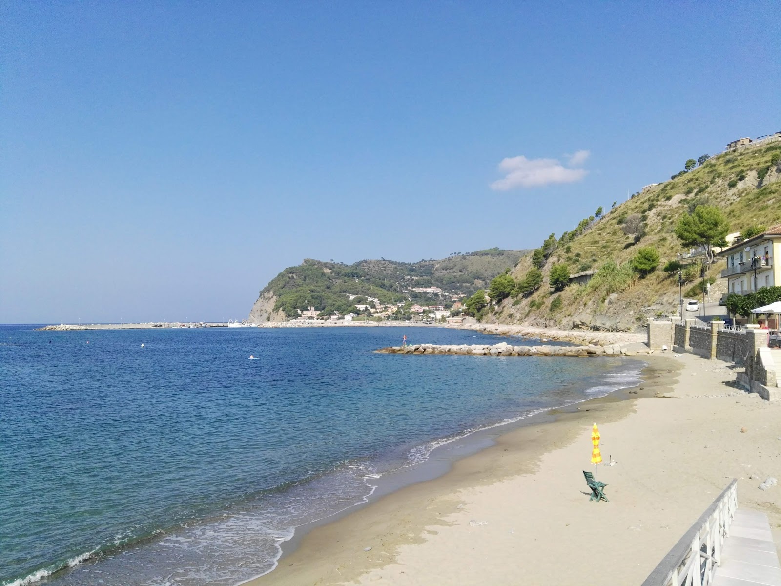 Marigliano beach'in fotoğrafı kahverengi kum yüzey ile