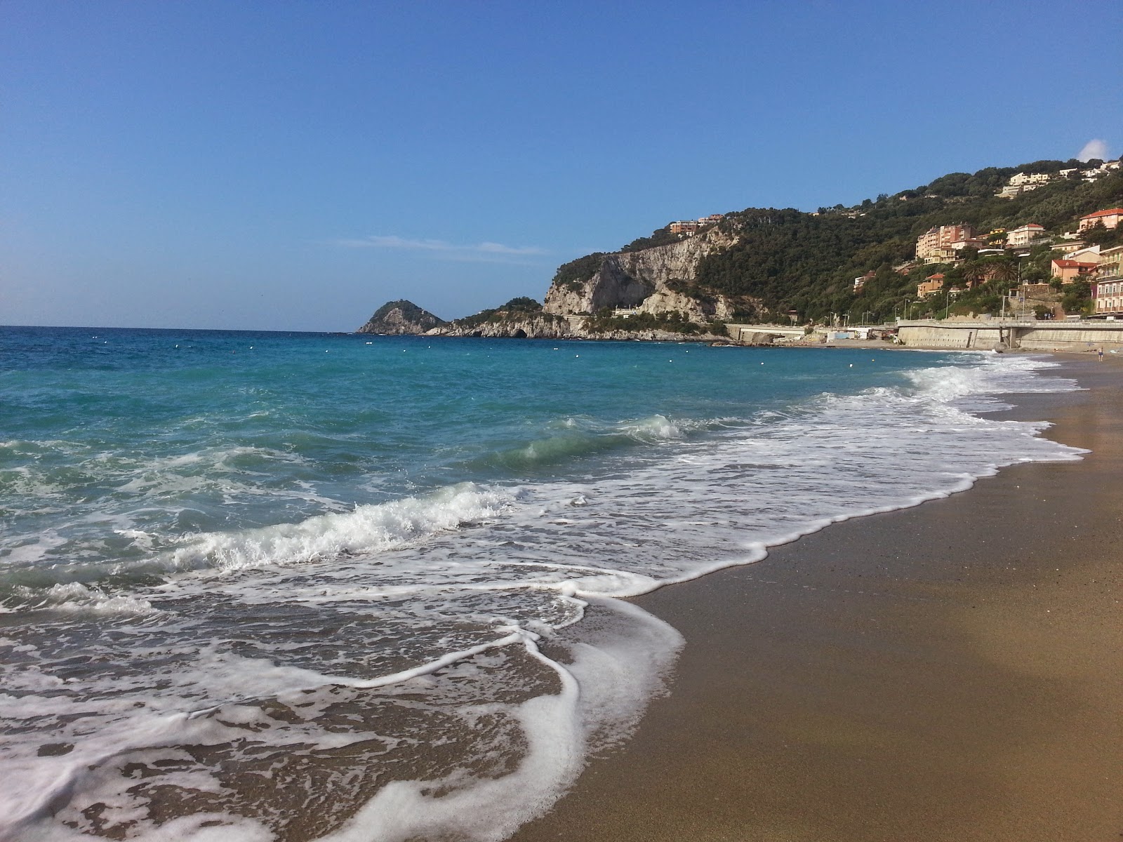 Fotografija Plaža Bergeggi z modra čista voda površino