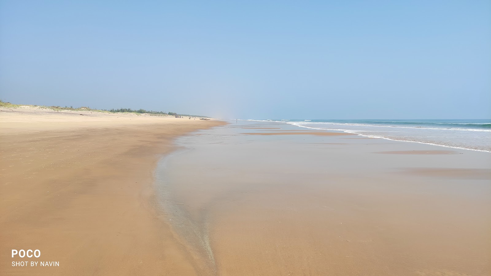 Zdjęcie Kumundavanipeta Beach z powierzchnią jasny, drobny piasek