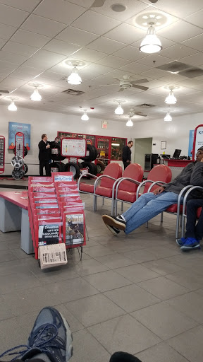 Tire Shop «Discount Tire Store - Lombard, IL», reviews and photos, 1060 E Roosevelt Rd, Lombard, IL 60148, USA