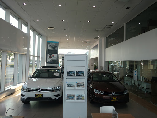 Volkswagen Dealer «Pugi Volkswagen», reviews and photos, 2020 Ogden Ave, Downers Grove, IL 60515, USA