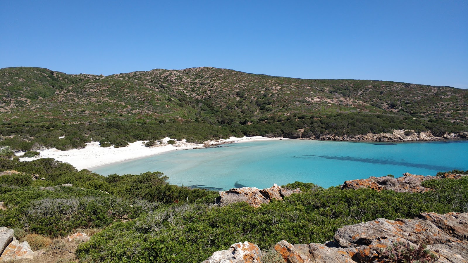 Foto von Cala d'Arena Beach mit weißer sand Oberfläche