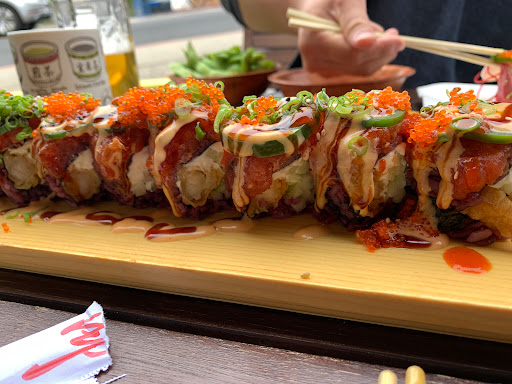 Sakana Sushi & Roll