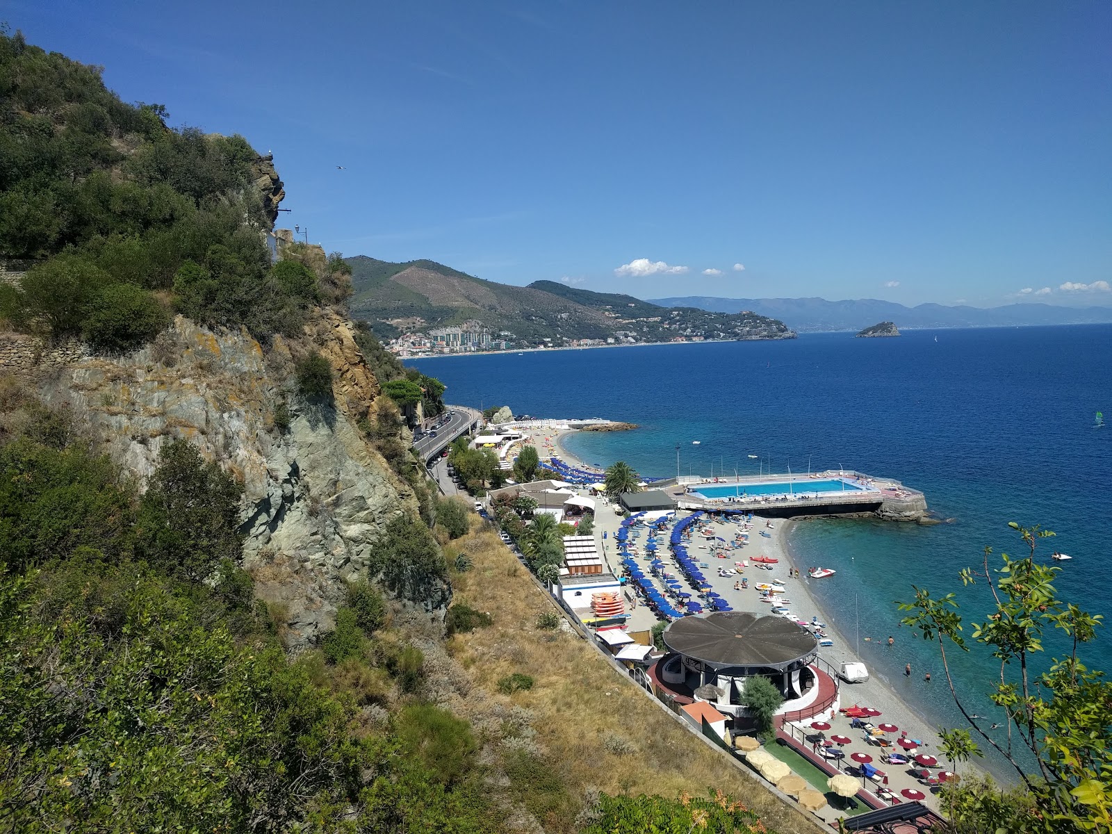 Foto von Spiaggia di Noli mit viele kleine buchten