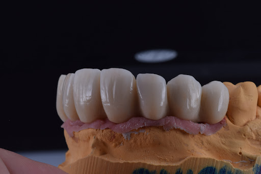 Logo da empresa - Roth Laboratório de Prótese Dentária