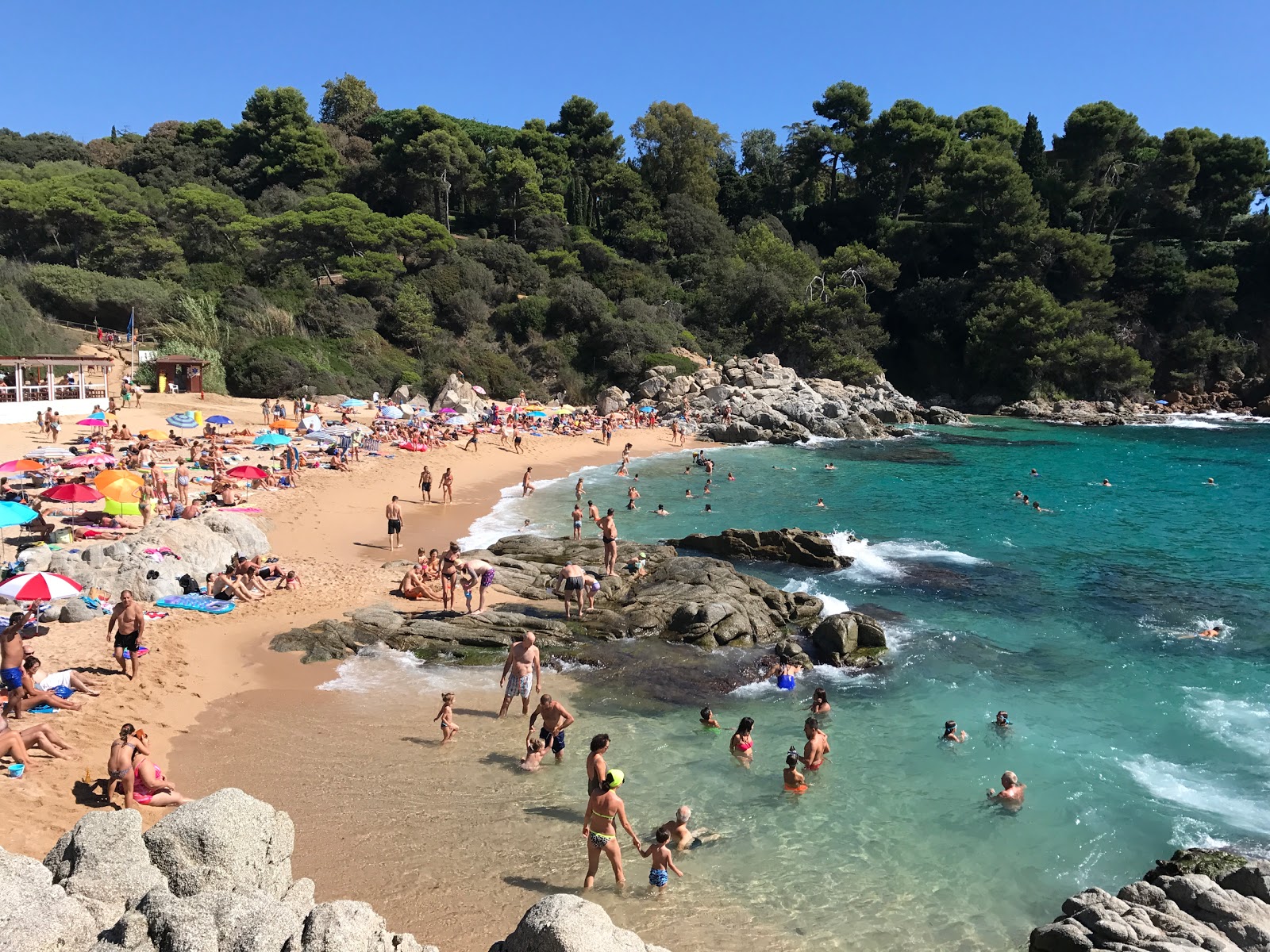 Foto di Spiaggia Cala Boadella area servizi