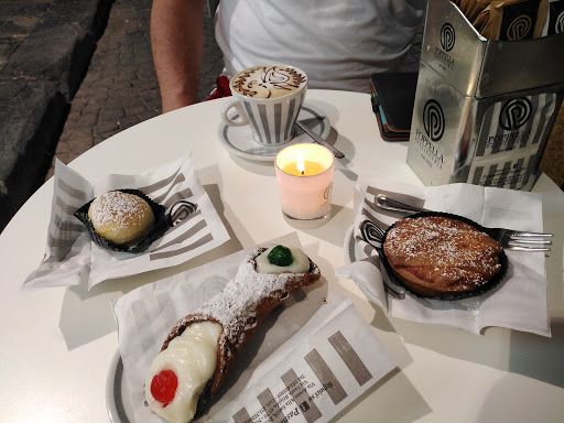 Cakes to take away in Naples