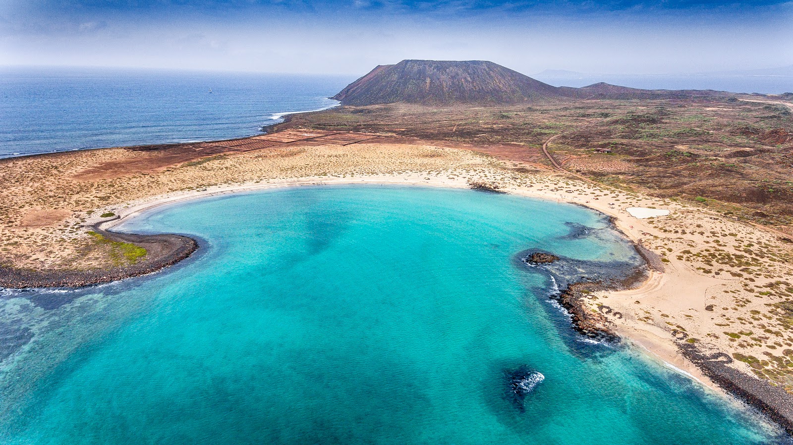 Playa De La Concha De Lobos'in fotoğrafı parlak kum yüzey ile