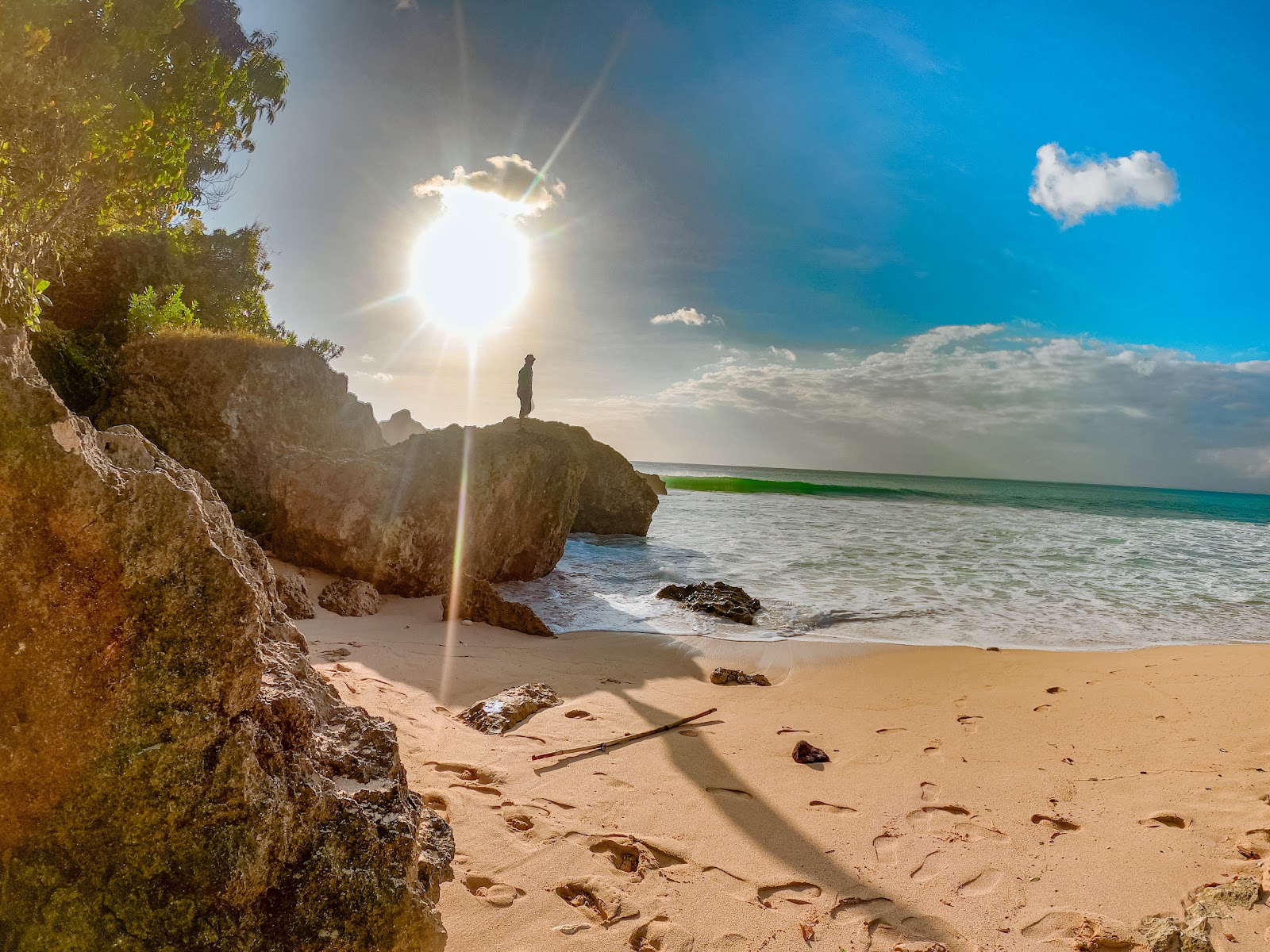 Foto de Batu Layah com uma linha costeira reta