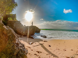 Foto de Batu Layah com uma linha costeira reta