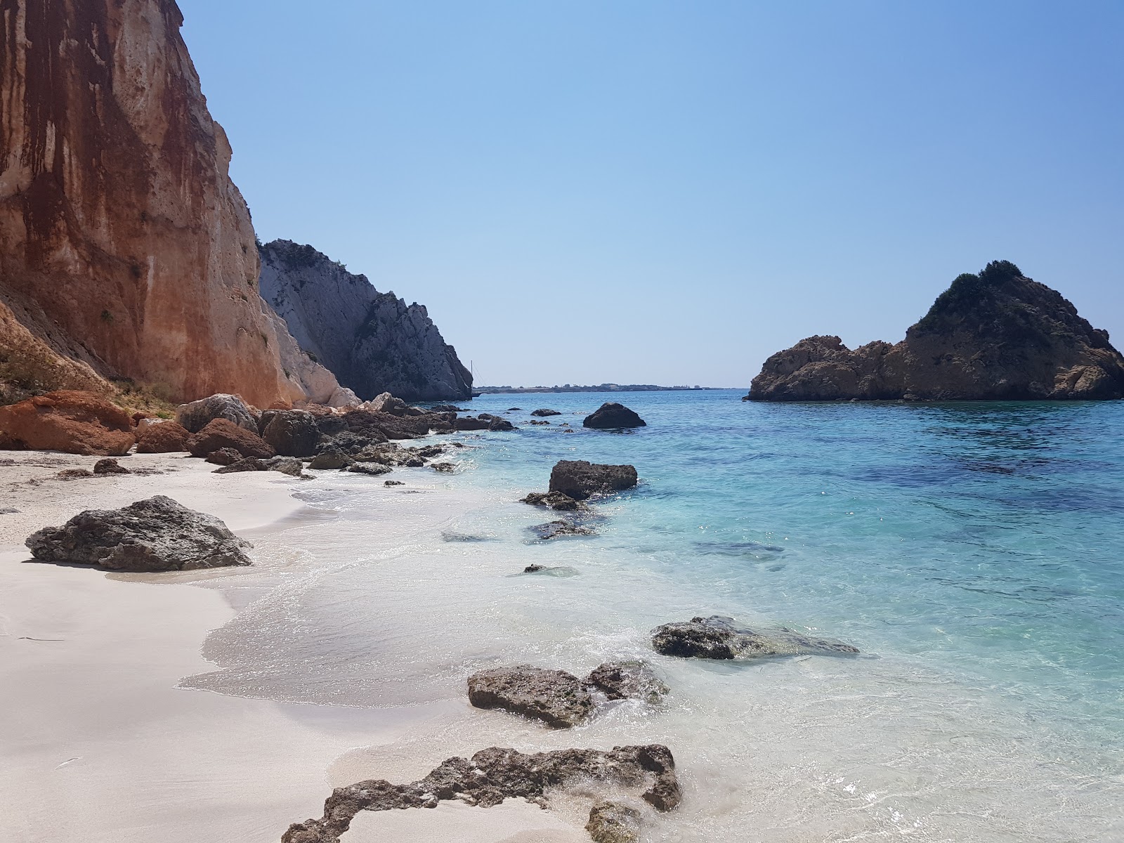 Φωτογραφία του White Rocks περιτριγυρισμένο από βουνά