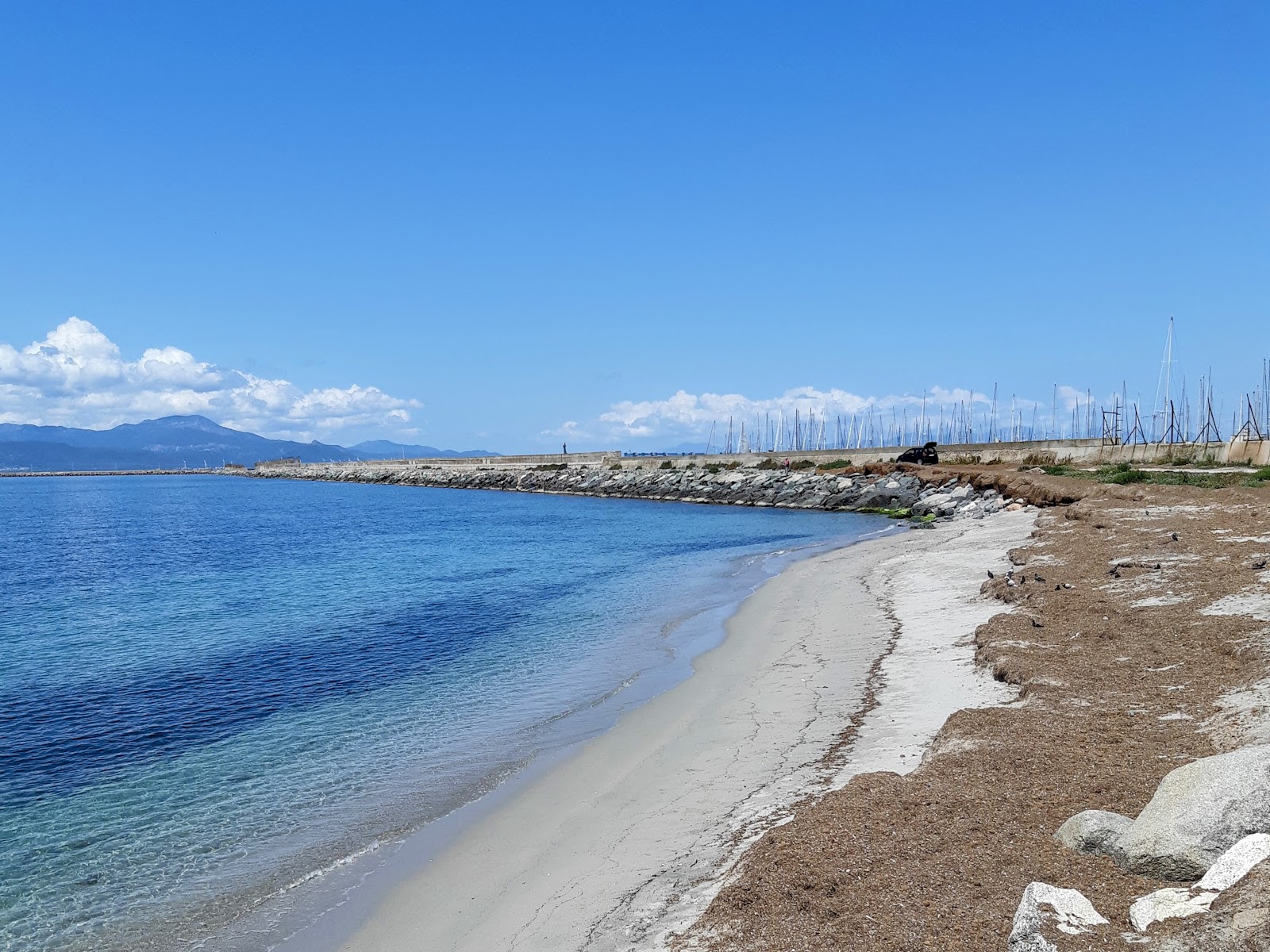 Fotografie cu Spiaggia della Diga cu o suprafață de nisip strălucitor