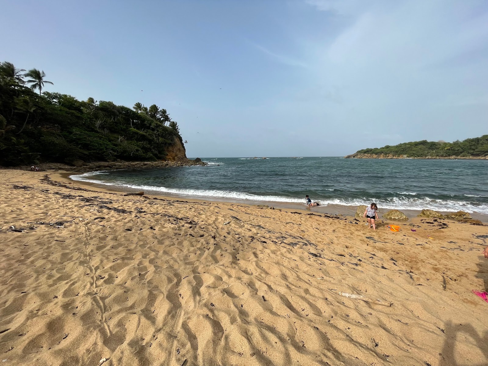Foto de Playa Tocones con arena beige superficie