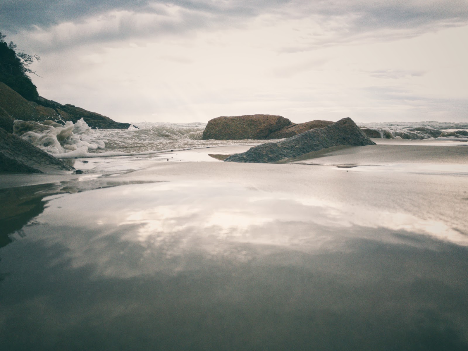 Foto di Johnny Souey Cove Beach con una superficie del acqua cristallina