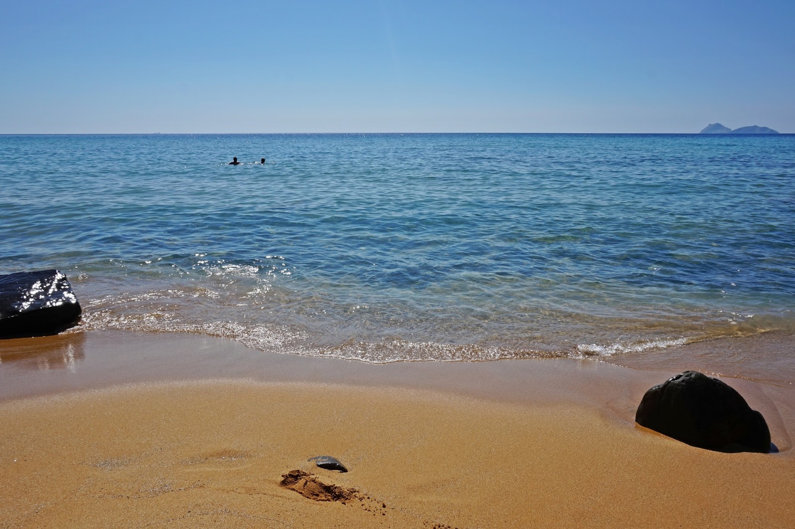 Foto de Red beach rodeado de montañas