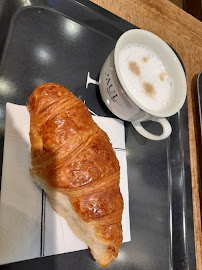 Croissant du Restaurant servant le petit-déjeuner PAUL à Paris - n°10