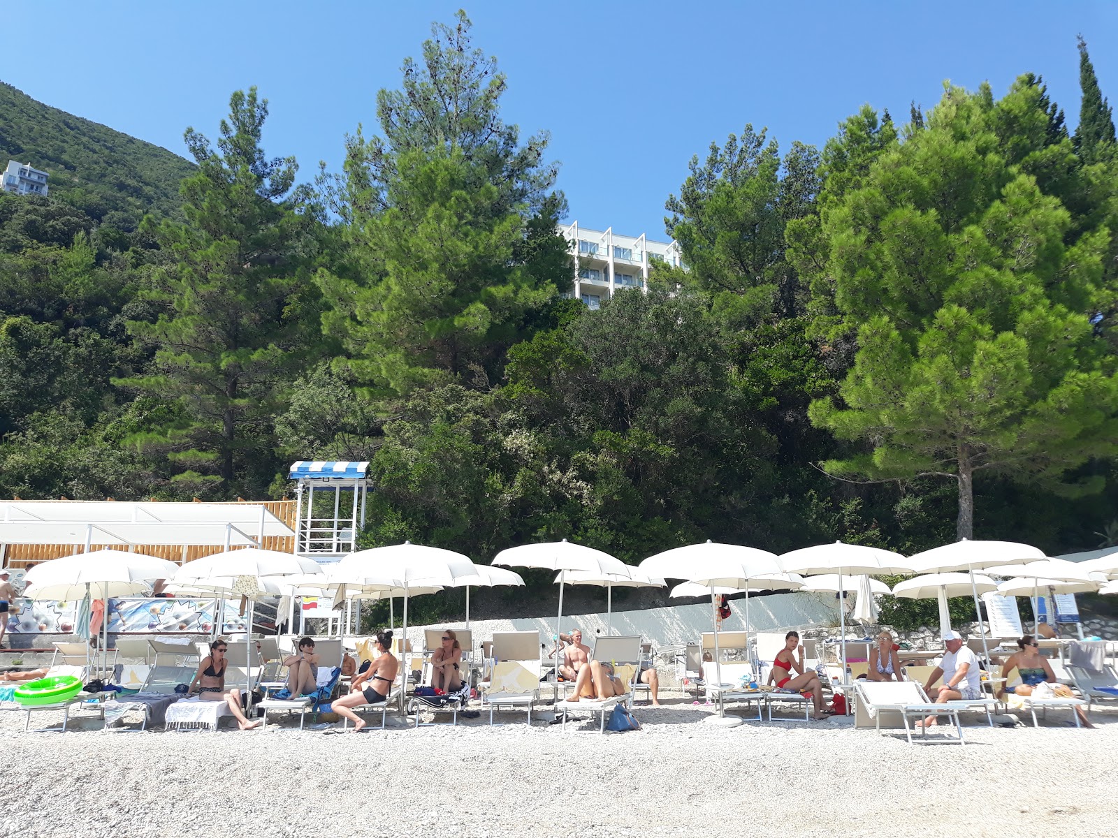 Foto von Njivice beach von Klippen umgeben
