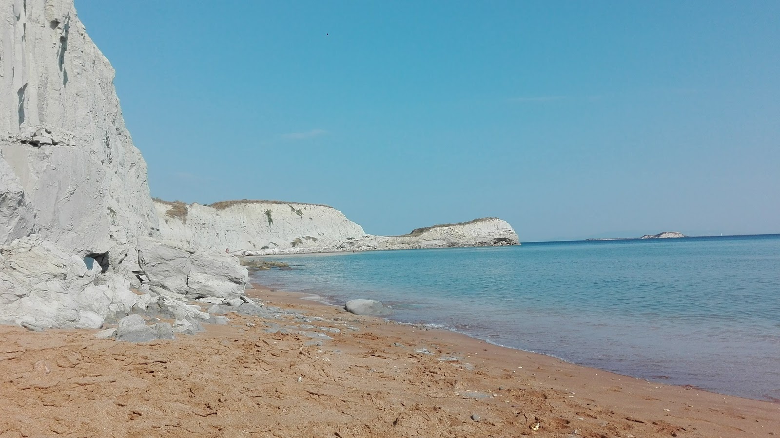 Photo de Koutala beach entouré de montagnes